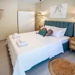 Mi Casa Su Casa *